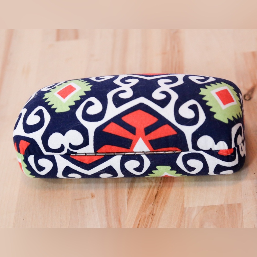 Vera Bradley Hard Shell Eyeglass Case – Ikat Pattern Southwest Aztec Clamshell
